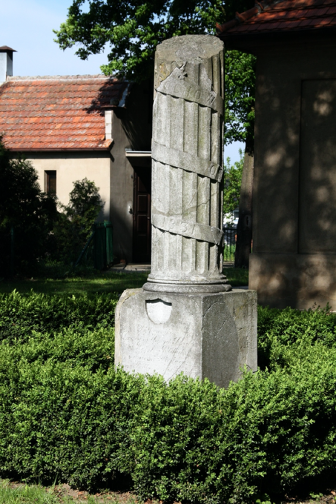 Widok ogólny obelisku na cześć M. Kuszella w Koszutach (foto J. Szymański)